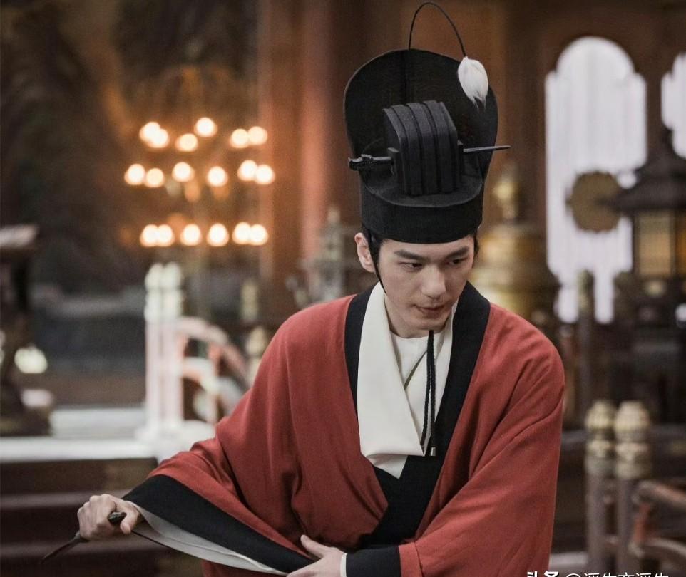 本以为是气吞山河，结果朱亚文演的赵匡胤，却是一副“做贼心虚”的样子。这哪是开国