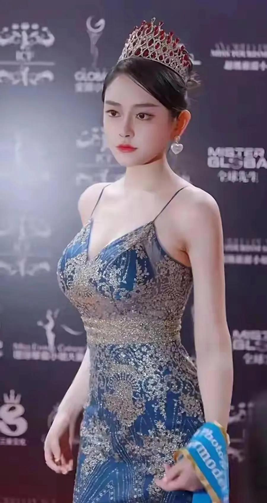  00后李柯玺这身材真的绝了！瘦却有料，曲线堪称完美，谁看了不羡慕？你们觉得她这