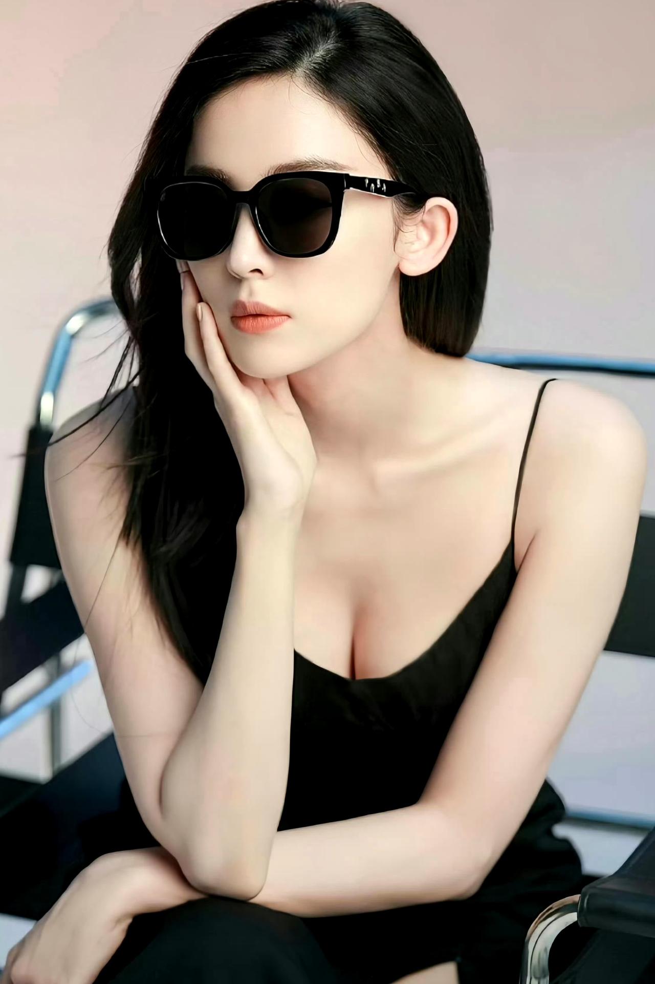 古力娜扎戴墨镜也太杀了！冷艳御姐范拉满！谁懂啊！古力娜扎这组墨镜写真直接美到