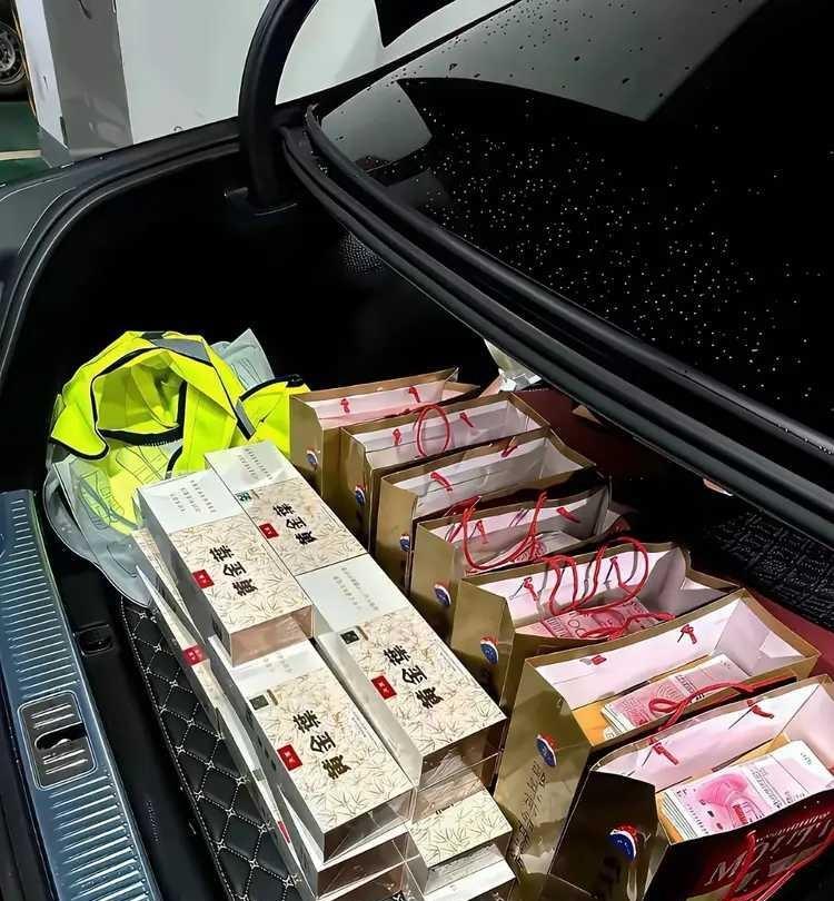 这大哥一看就是不会送礼的人，茅台边上两条烟，人民币放中间