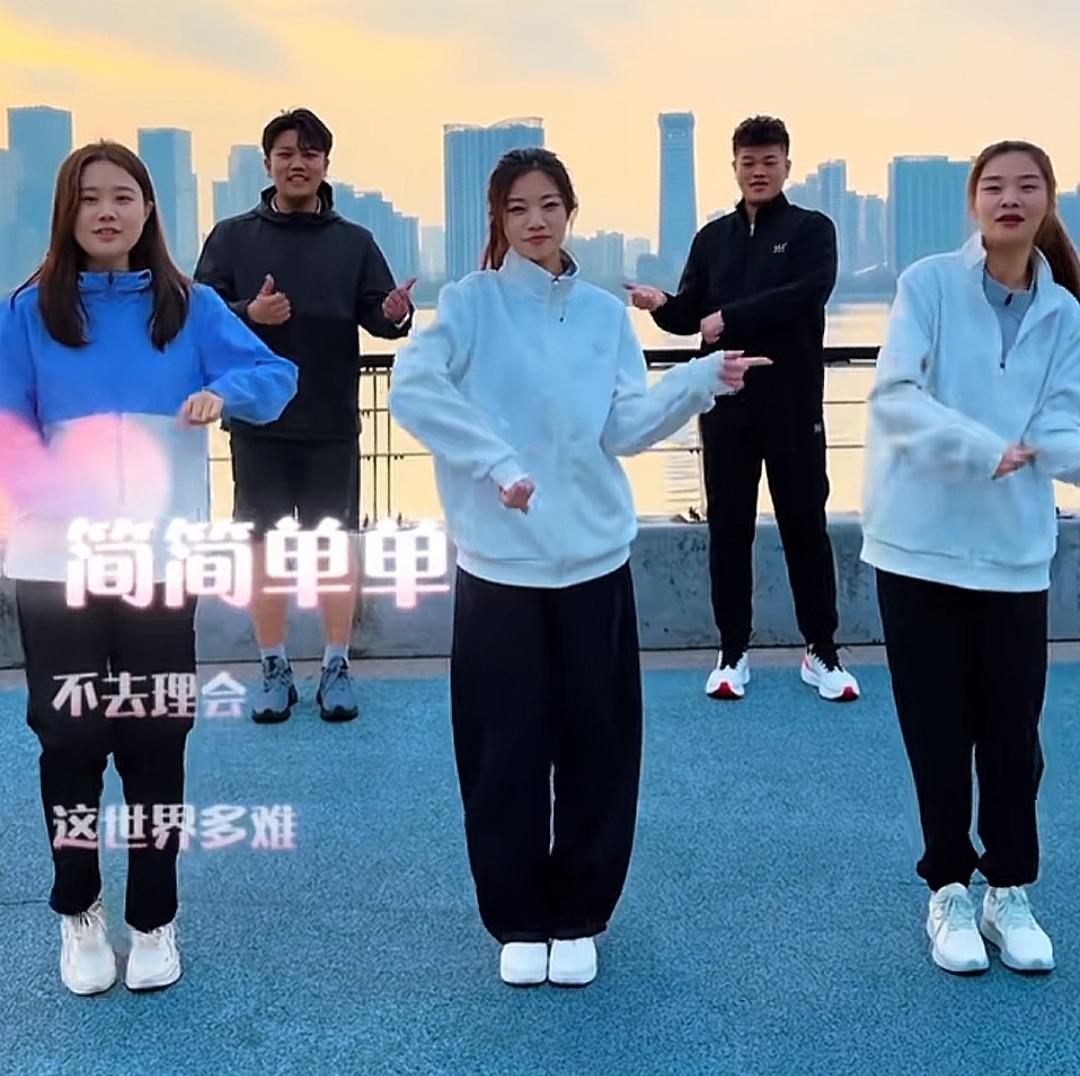 两嫂子一个小姑子，就冲着三个女人能把最难处理的姑嫂妯娌关系处得这么和谐欢快，他(