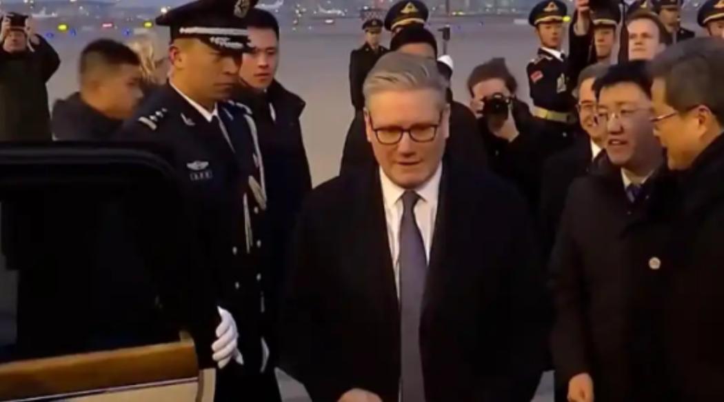 见过忘恩负义的，没见过这么离谱的，英国首相斯塔默刚从北京捧走45亿英镑投资，拍着