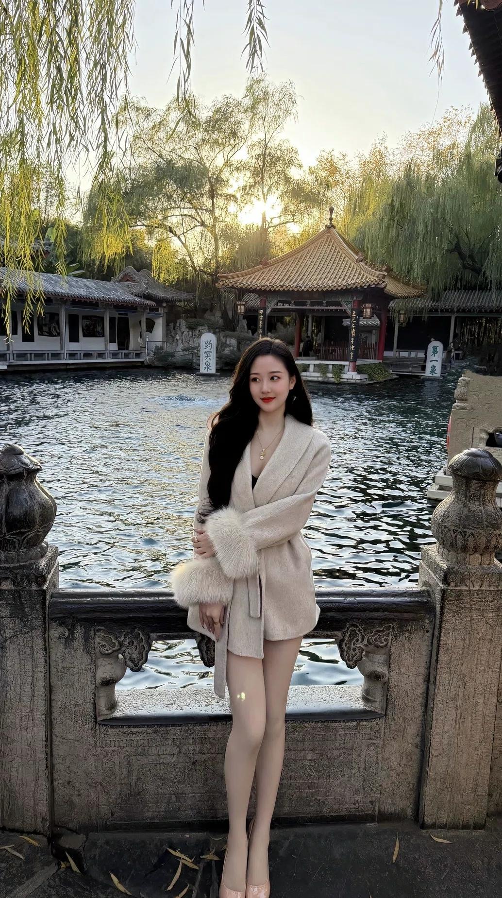 在古风园林中，感受秋日暖阳，尽享悠然时光。