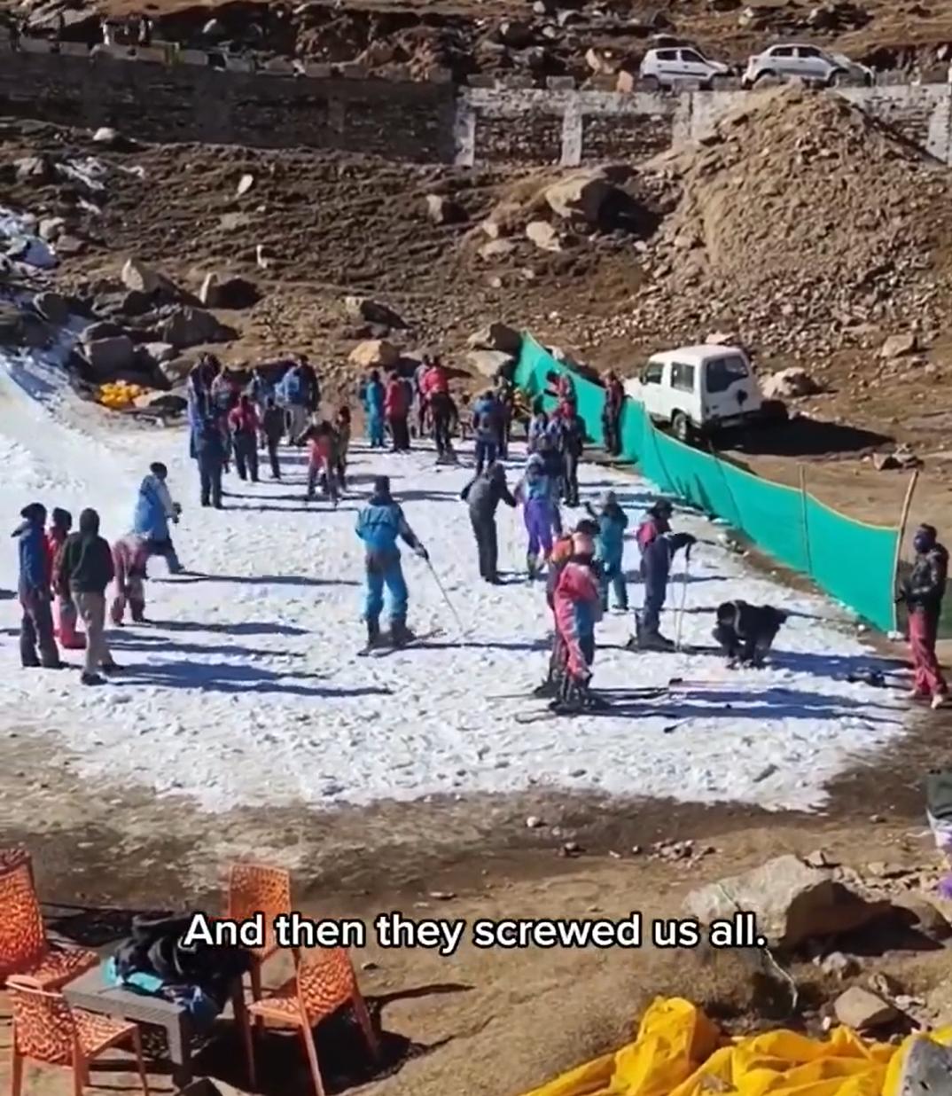 又是印度，笑不活了！这是一家印度旅游公司，打造的人工雪场。你说他不专业吧