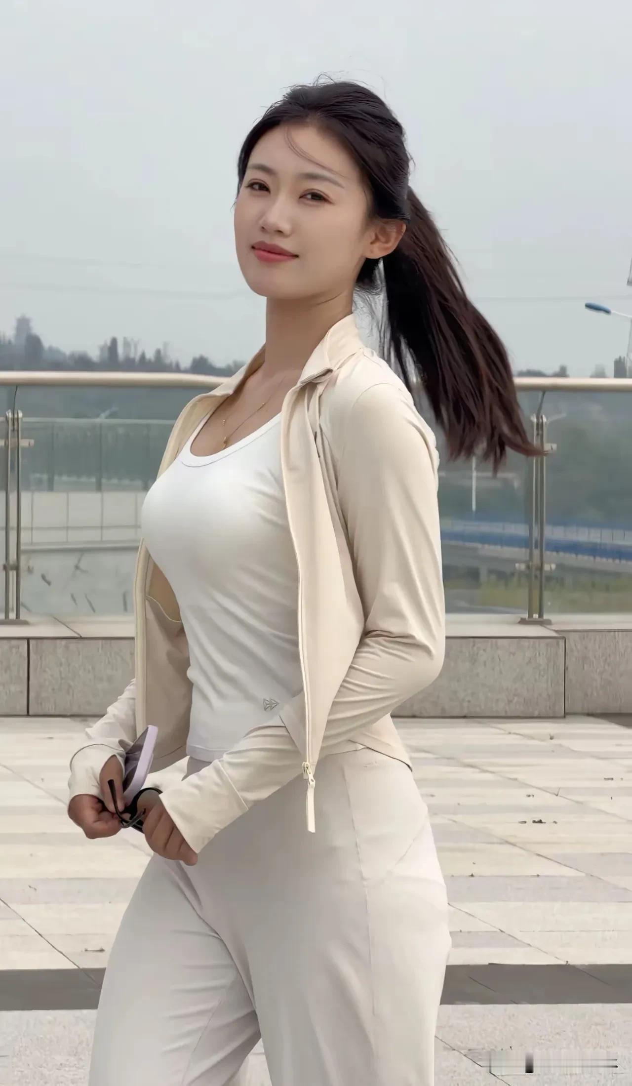 成熟不是年龄，而是沉淀的气质优雅无需张扬，举手投足间自有光芒自信