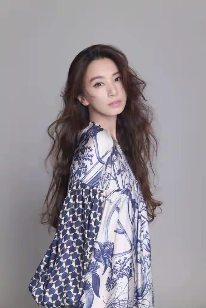 比狂妄还敢说，田馥甄这番话彻底把网友惹怒了！在活动上被问到浪姐邀约，她直言内