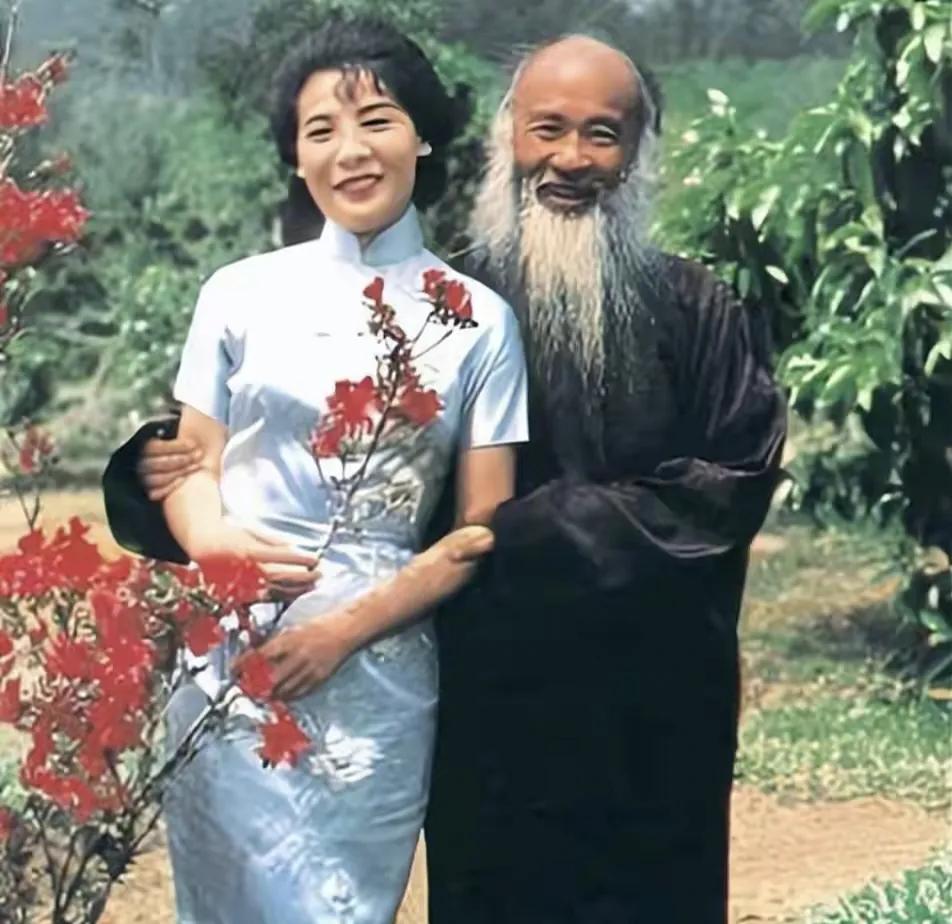 张大千和30岁四姨太合影，四姨太貌美如花，气质非凡，肌肤圆润张大千一生情感经历
