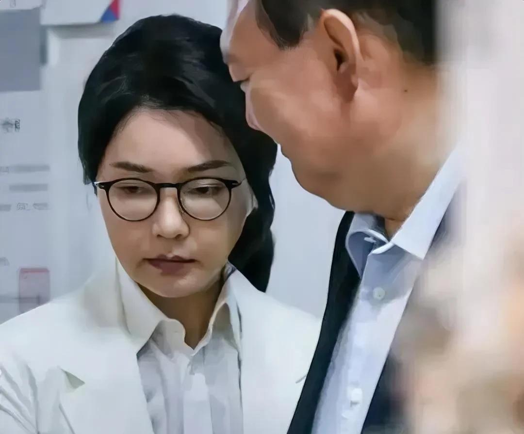 “既然做不了好总统，那就做个好丈夫吧！”最近，这句话在韩国政坛引发热议。韩国前第