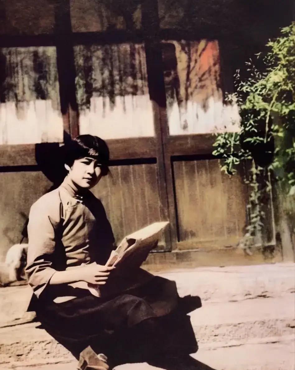 这是学生时代的林徽因的留影，她坐在石阶上，穿着学生装，黑色裤袜，脚上的高跟鞋放现