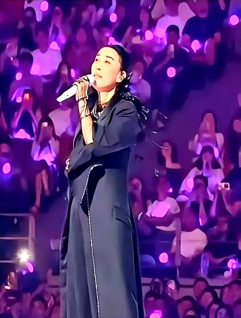 宋佳找那英要成都演唱会的门票，居然被一口回绝了。就在气氛差点僵住的时候，那英顺势补了一句：你过来当嘉
