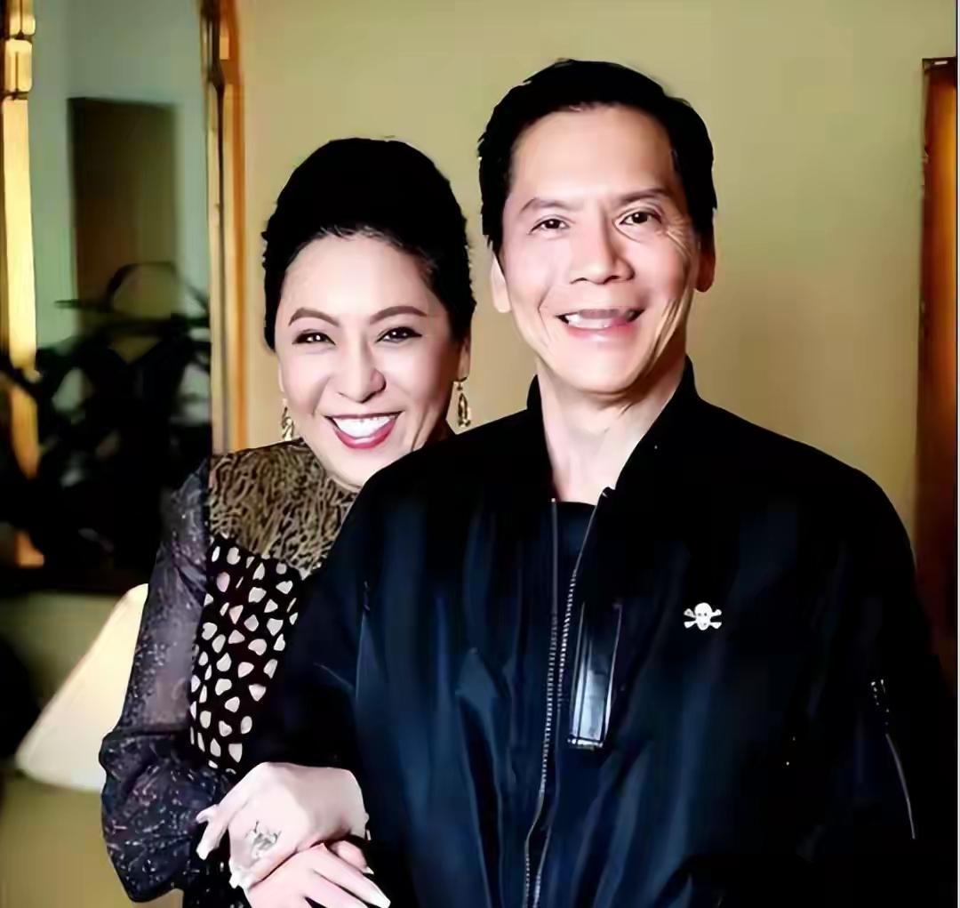 百名警员戒备的葬礼，藏着向家最狠的财富算计！向华炎的治丧现场看着肃穆，实则是旧时