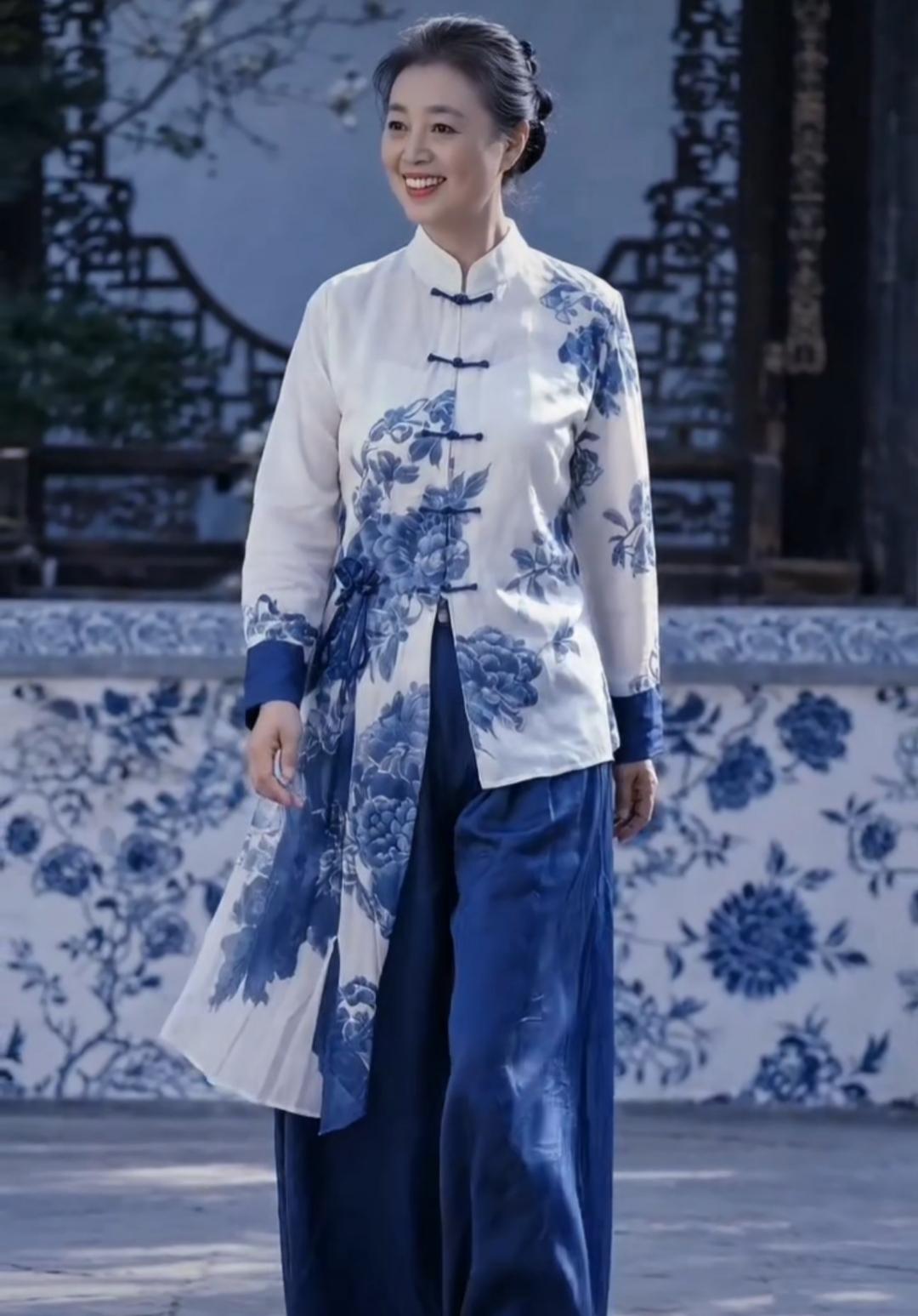 我认同“人生都是客，万事莫执着”。我们本就是世间过客，功名利禄生不带来死不带去，