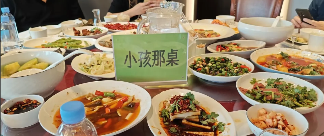 餐饮业的寒冬来了，罗山饮酒事件发生以后，老婆所在的工作单位属于地方国企发通知要求