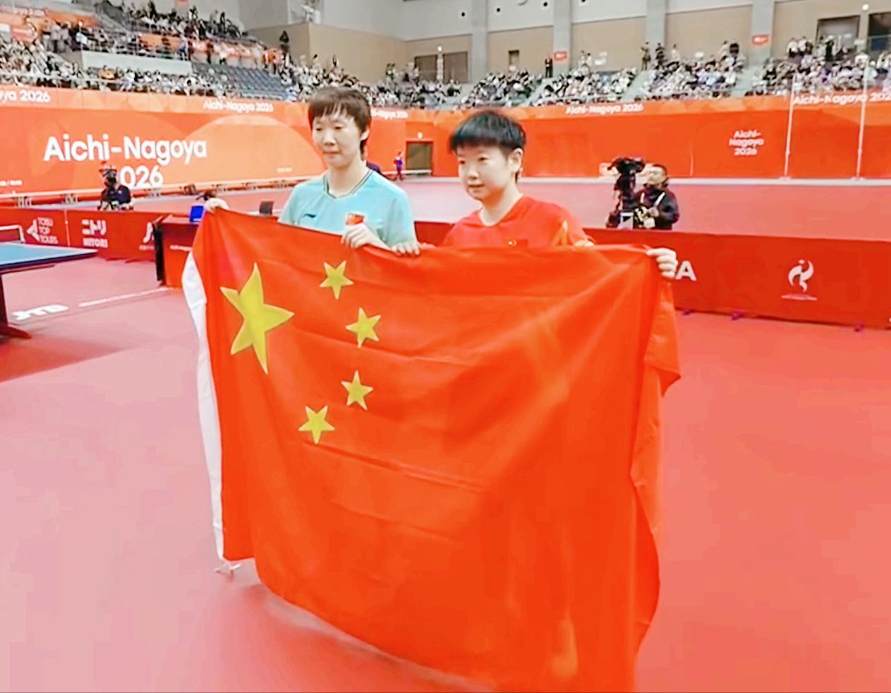 王曼昱为何能4:2孙颖莎夺冠？其实你看看莎莎右肩膀就知道了！莎莎有伤在身，没办