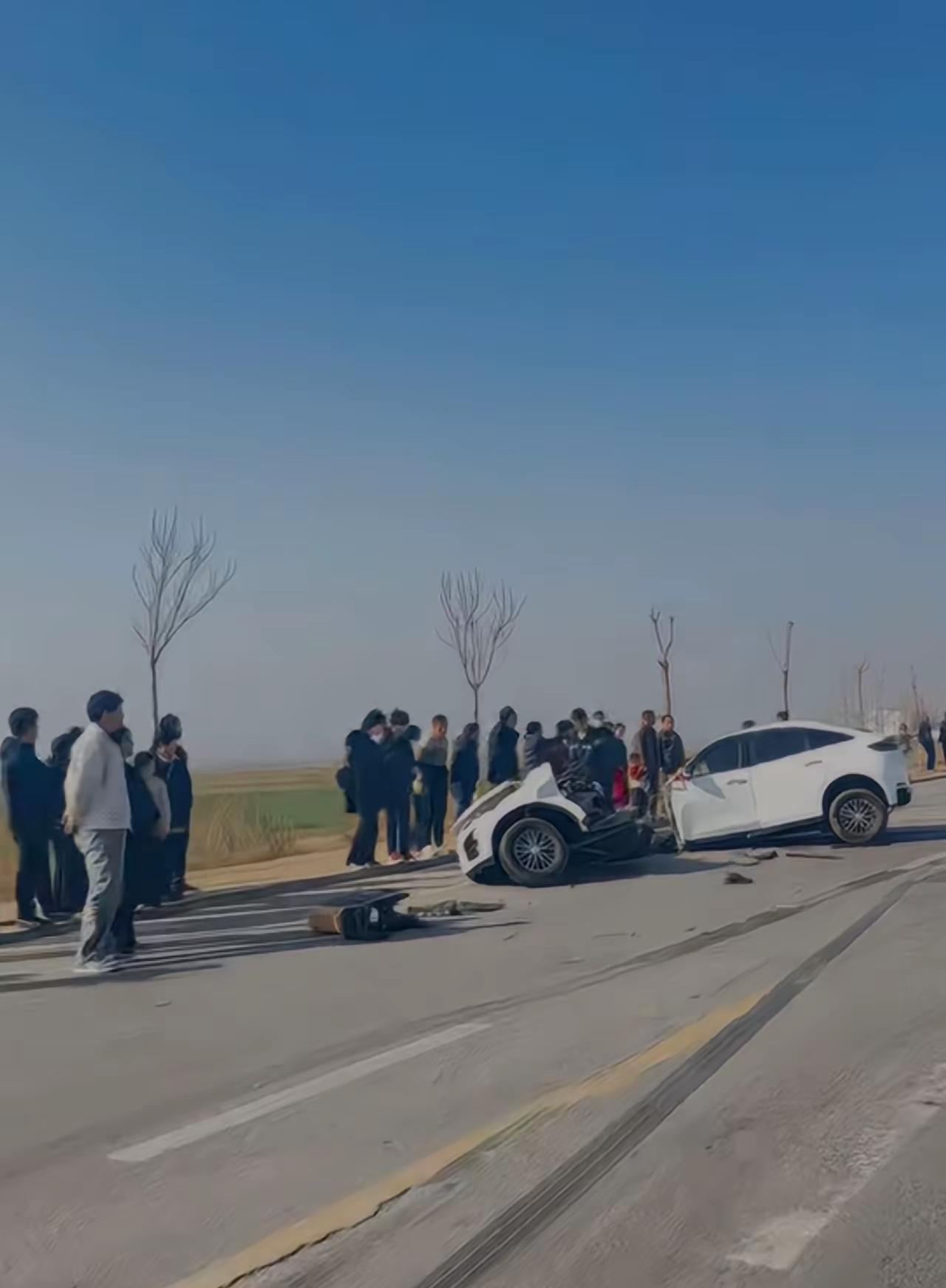 目睹车子断成两截的交通事故，网友的第一反应便是询问这是哪个品牌的新能源车，这也体