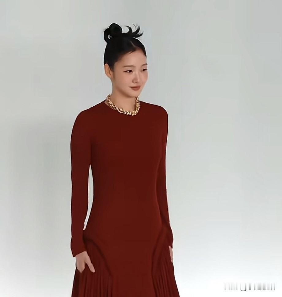 金高银香奈儿大秀造型引争议！酒红长裙+丸子头，有人夸封神有人嫌臃肿？金高银