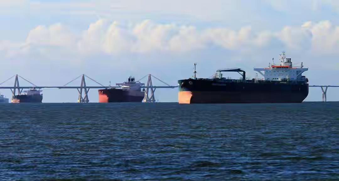 真是胆大妄为，美国近两周来第二次非法扣押油轮，这次竟抢到中国的头上？12月2