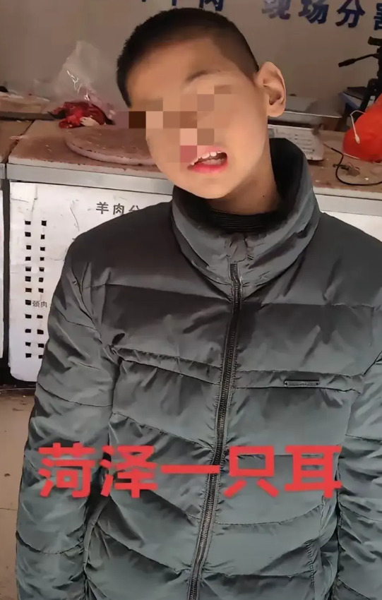 山东菏泽小孩突然火上热搜。该小孩年仅8岁，父母离异跟着父亲，因为喜欢自行车和