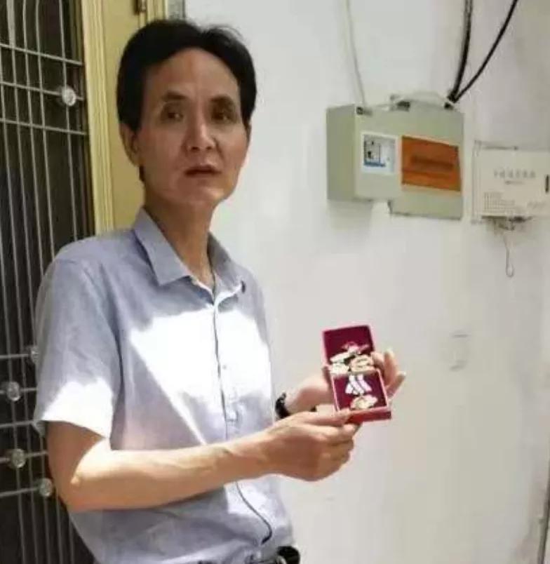 对越自卫反击战一等功臣张长海，潜伏3天3夜，不吃不喝，大小便随身排出。405战斗