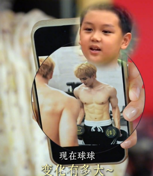 王艳儿子腹肌照王艳19岁儿子近照，染了黄发露出六块腹肌，完全爱豆啊！​​​