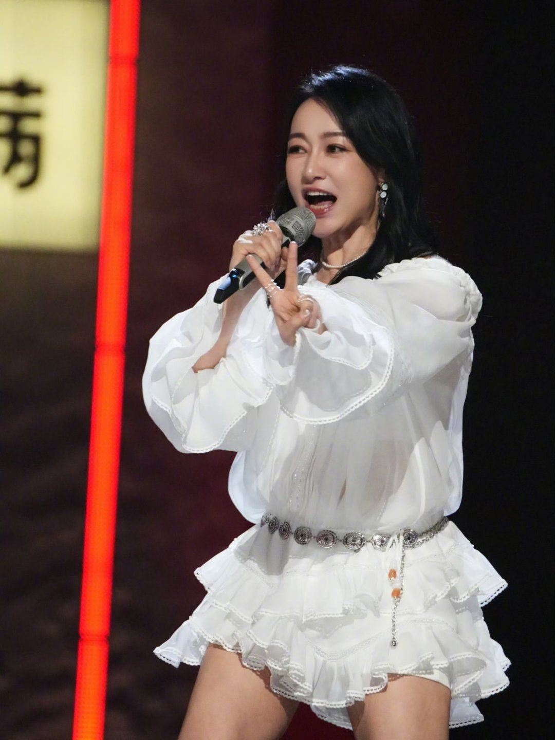 赵子琪硬刚浪姐孙怡战队赵子琪因为队长孙怡缘故主动退出。发文称1.自己一秒不能多