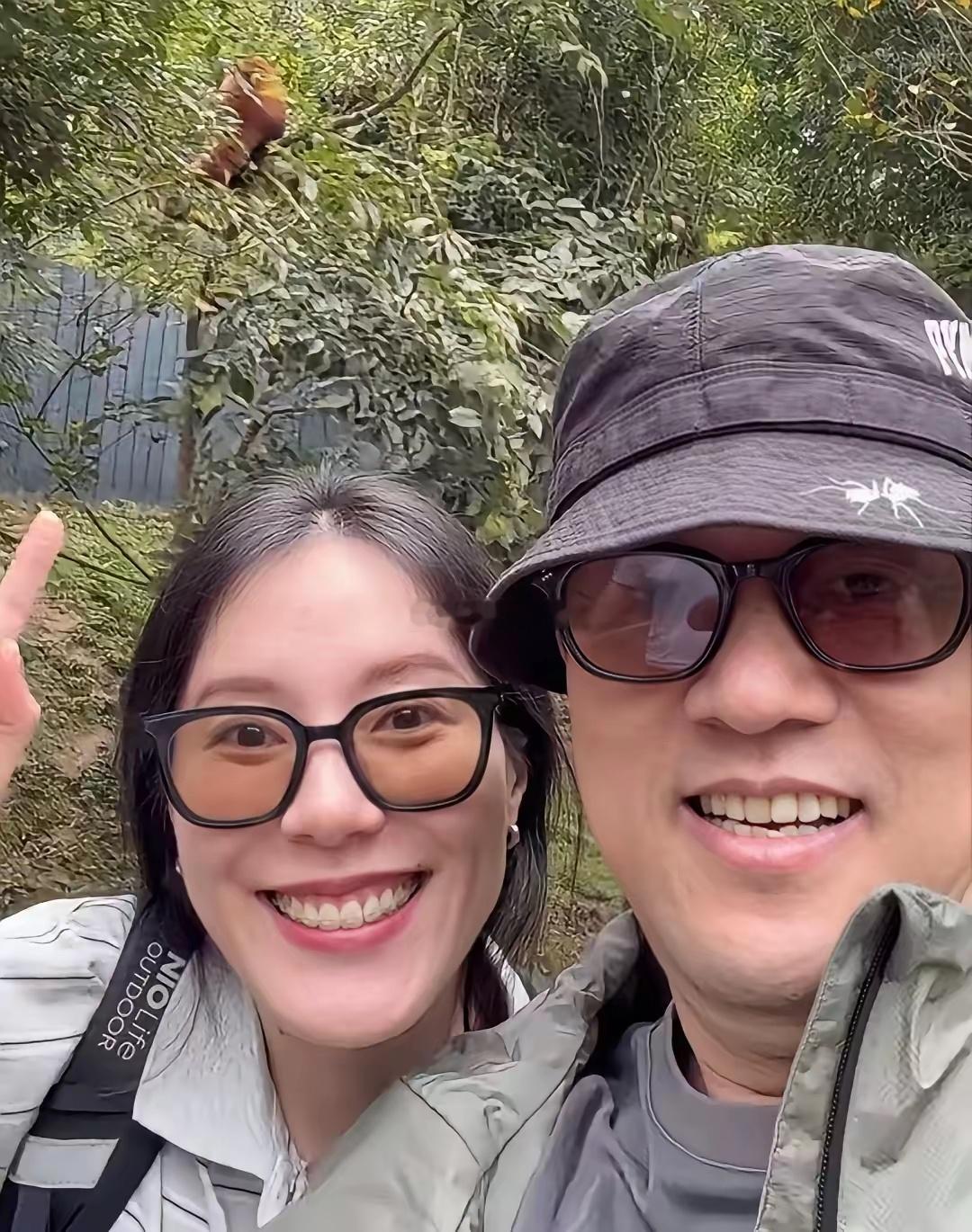 蔚来CEO李斌带老婆孩子游成都40岁王屹芝和老公一起戴情侣墨镜两个儿子头发都很长