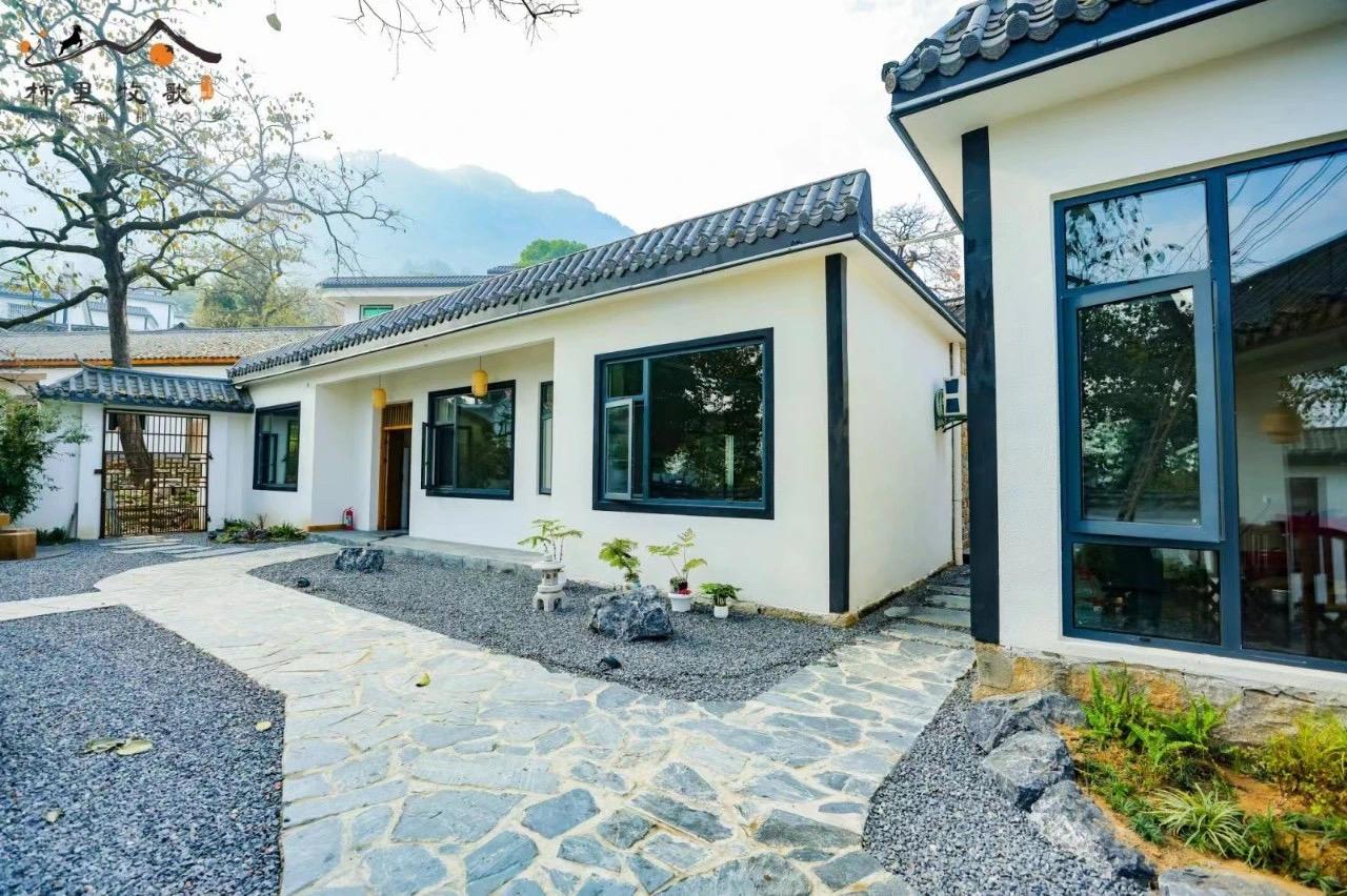 人一定要去上班，工资低点2000元也无所谓，职场里就算卷的头破血流，也比在家里躺