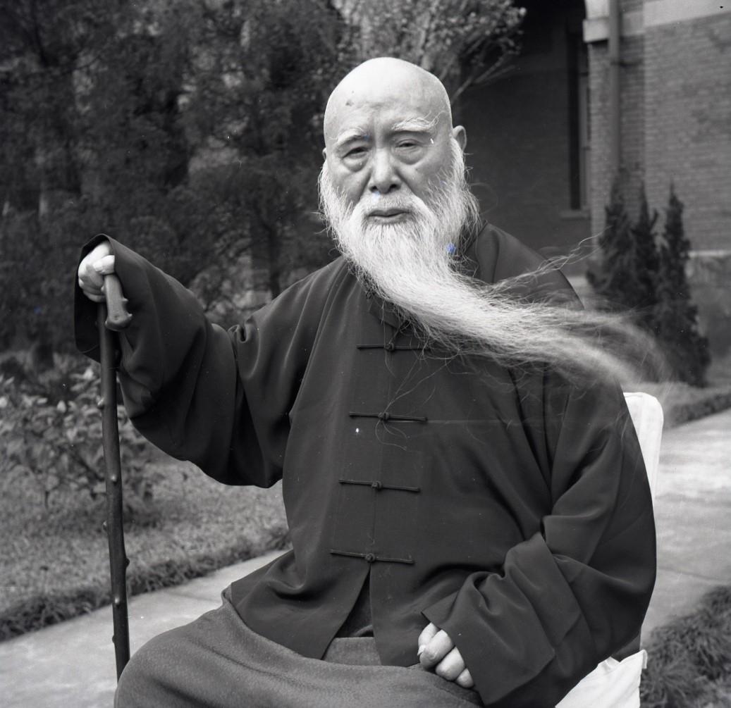 1949年，一个70岁的老人躺在床上，一动不动。国军的人来了，要带他走。他装
