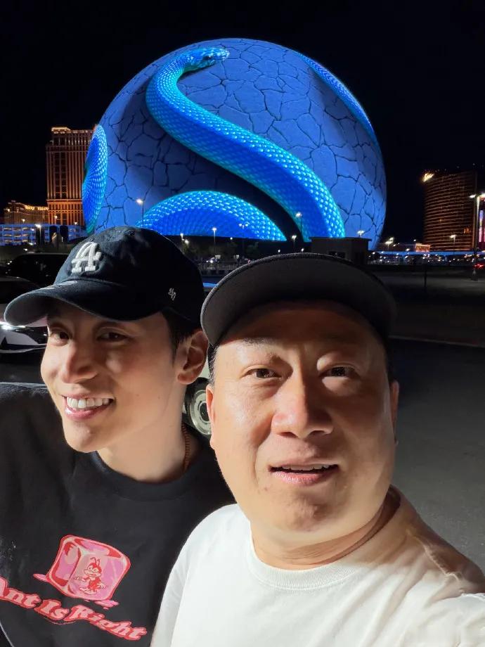 张鹤伦夜游赌城，戴金项链穿貂配短裤，暴发户进城输了还是赢了！德云社张鹤伦晒出了赌