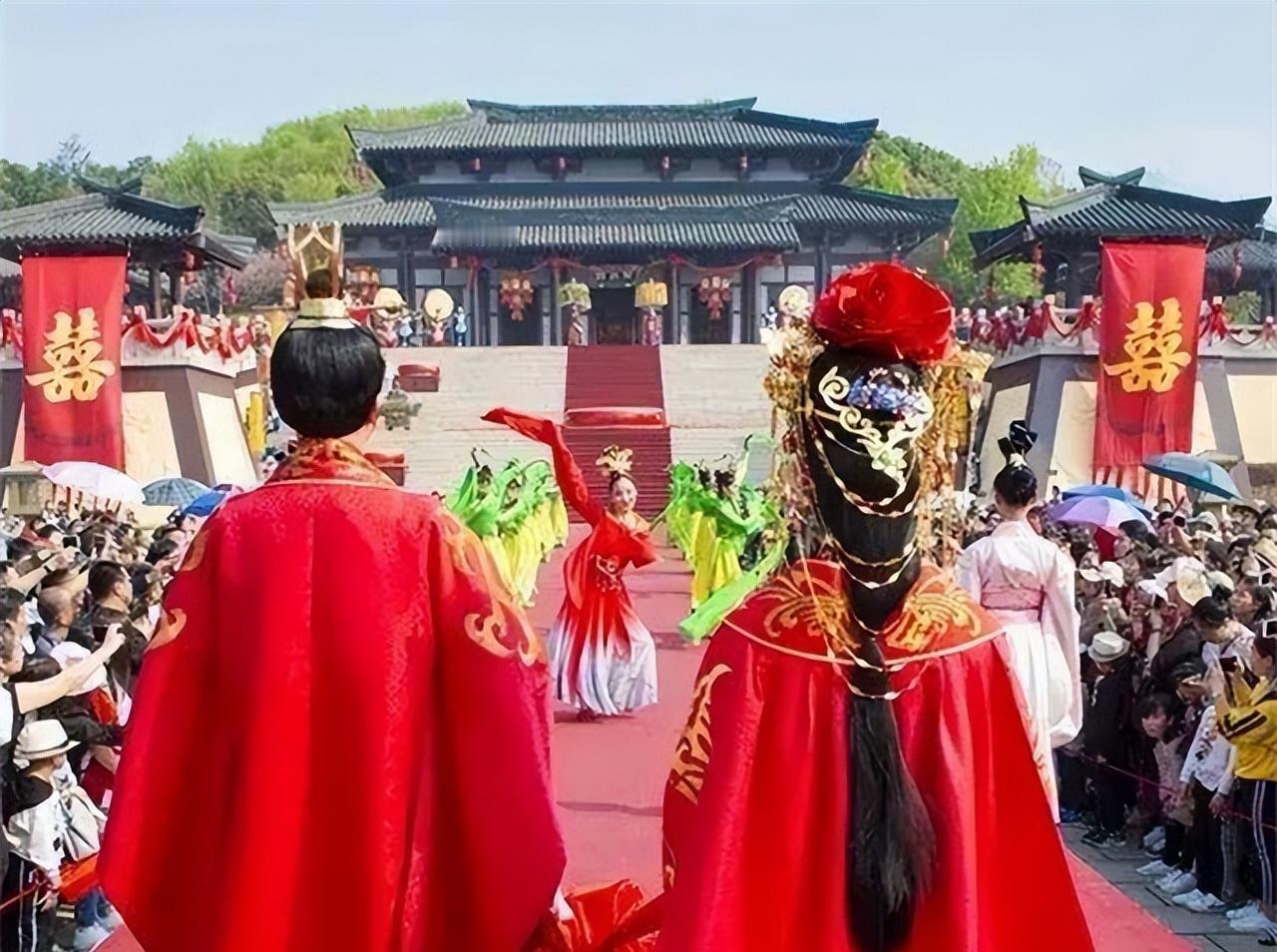 古代，有一寡妇征婚，上门者众多，她给出上联，昨日明日，日复一日。让提亲者答出下联