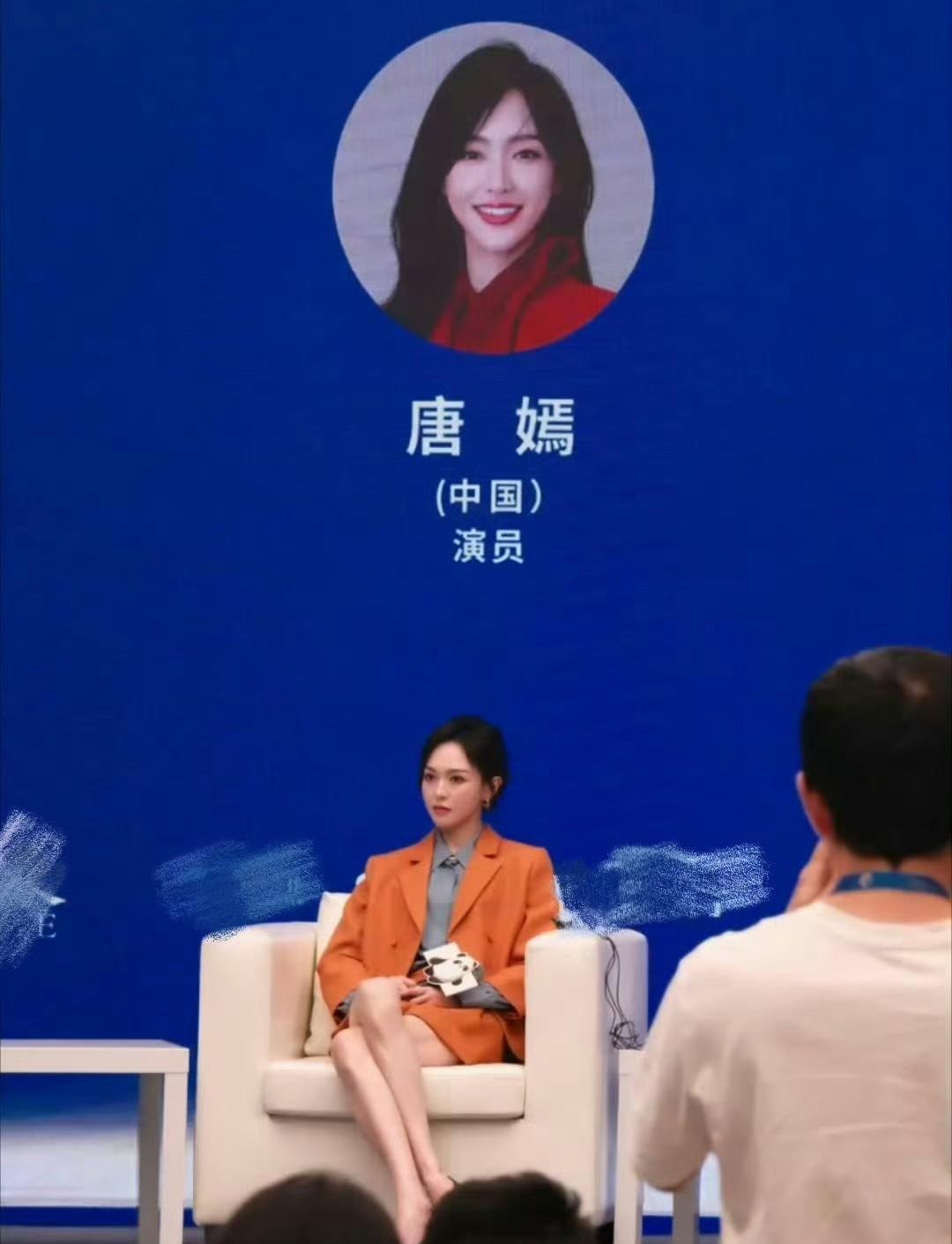 唐嫣参加金熊猫盛典时这身橙黄色的西装套装真是太迷人了，“我的体制内女朋友”真是名