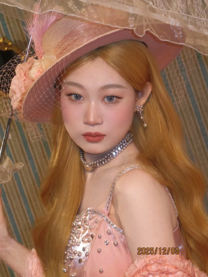 沈佳润今日新造型像油画里走出来的公主NINA真是越看越漂亮长得很高级啊​​