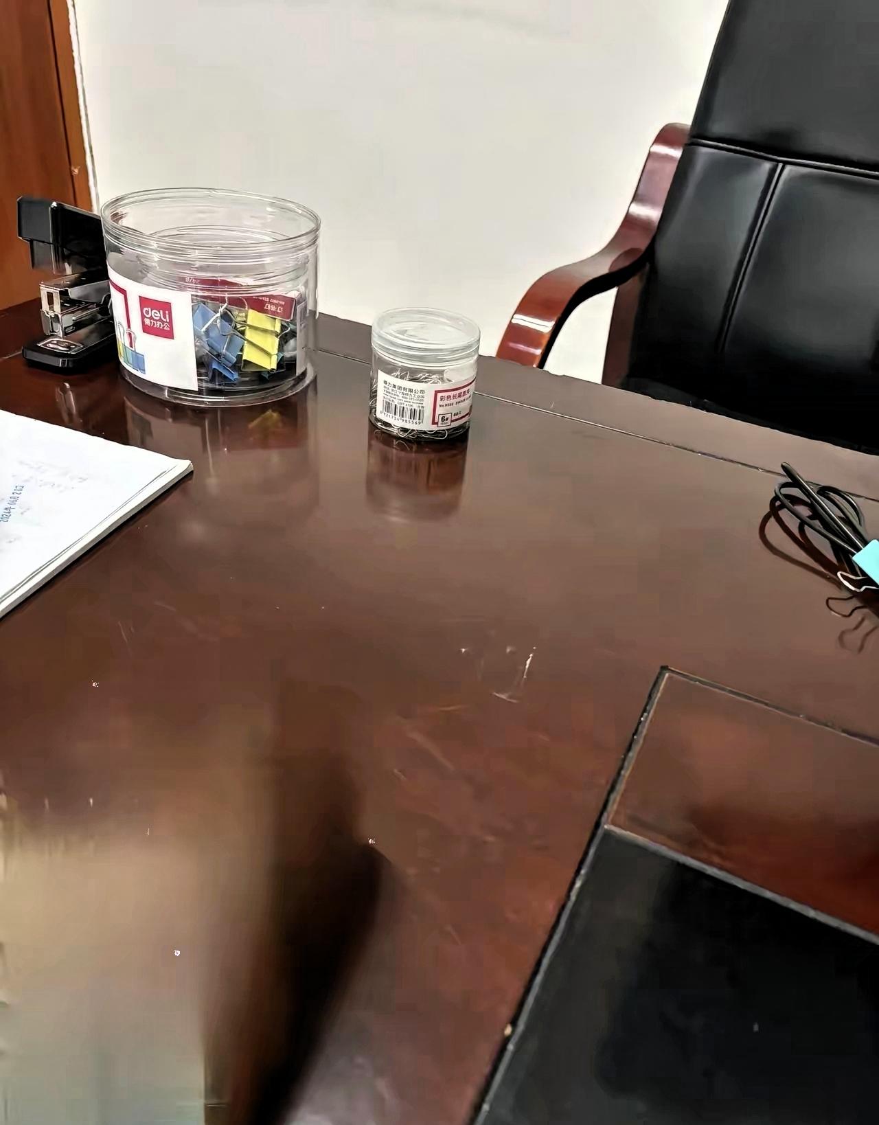 单位有位女同事，曾借调组织部两年，后来正式调入。当年单位竞争上岗中层，她回来参