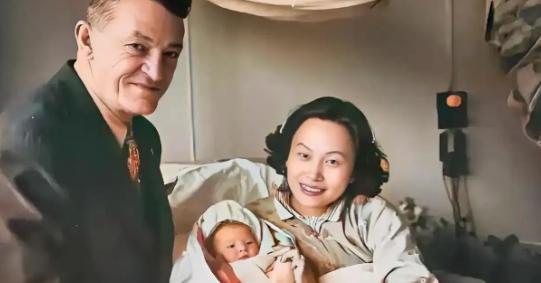 1949年2月，在广州的家中，陈纳德的妻子陈香梅刚生完孩子没有多久，她躺在床上，