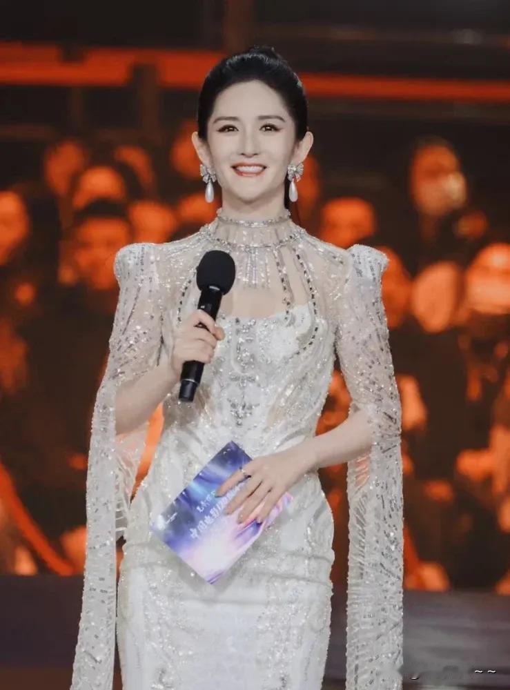 终于知道鸿蒙星光大赏，为什么会选谢娜icon当主持人？很简单，她只用了3个“