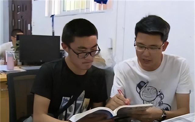 2021年，四川19岁男孩陈亮的父亲在高考前夕病逝，他忍痛将火化了父亲的遗体后，