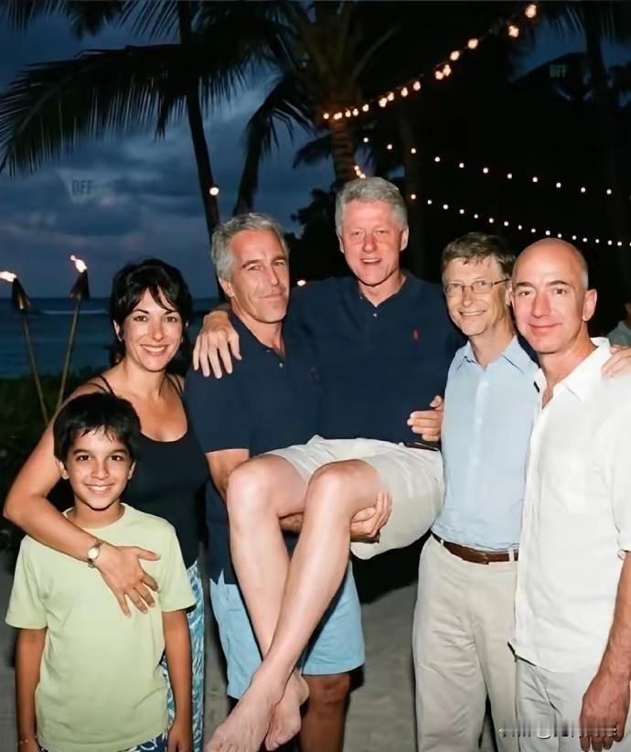 克林顿太会享受了，居然被这个人给抱起来了，此时的克林顿至少也得有90公斤，看他抱