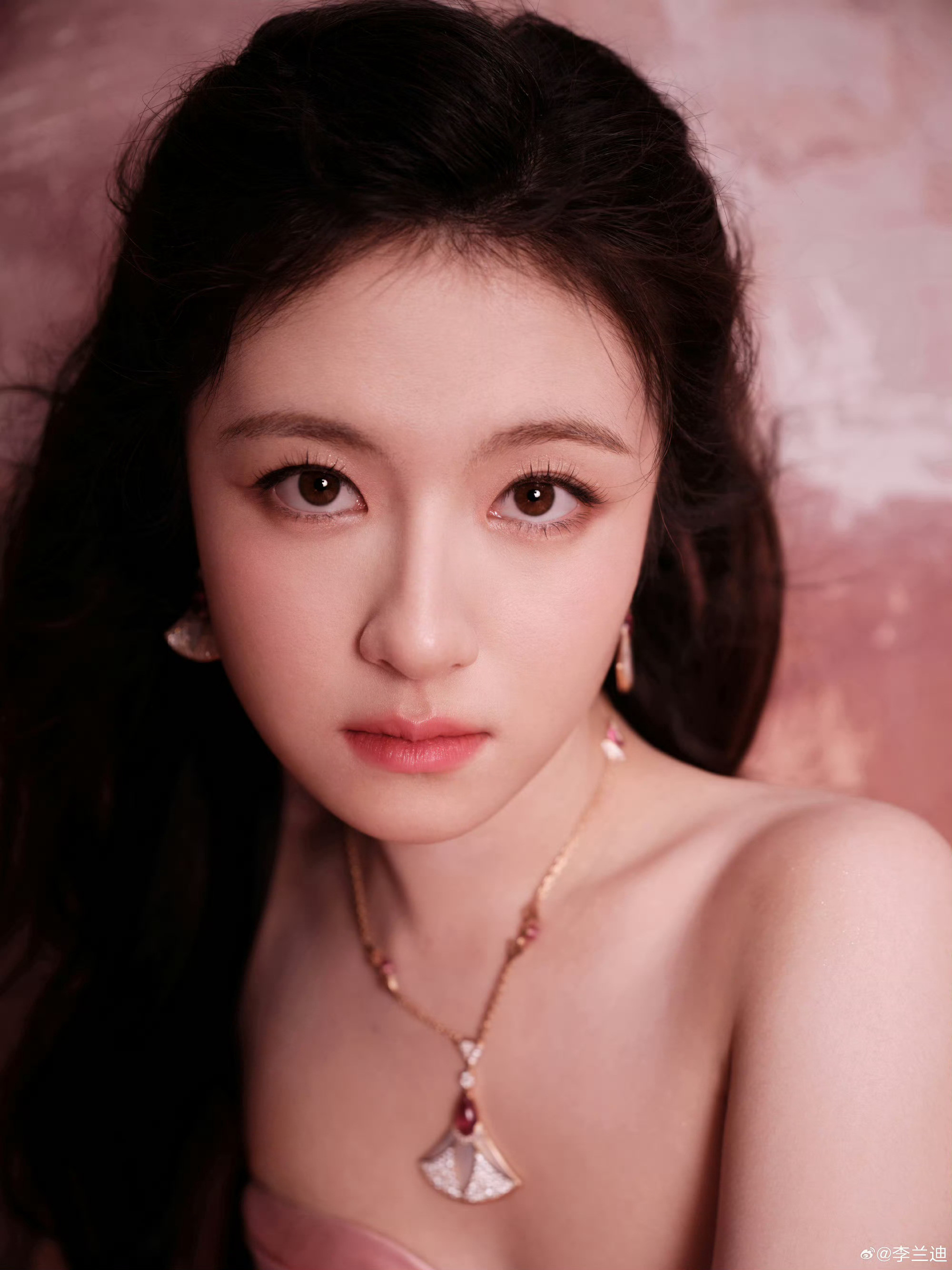 李兰迪粉色蓬蓬裙李兰迪微博之夜粉色蓬蓬裙造型真的太美了吧！半扎公主头灵动俏皮，