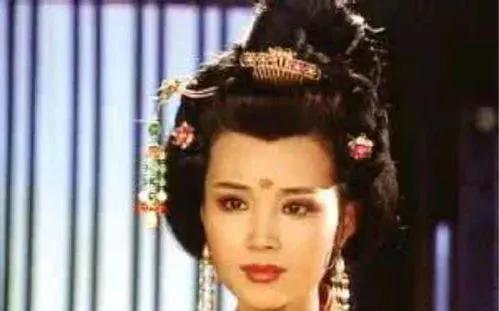 710年深夜，韦皇后正在睡觉，25岁的李隆基突然闯入，韦皇后又惊又怒：“大胆逆子