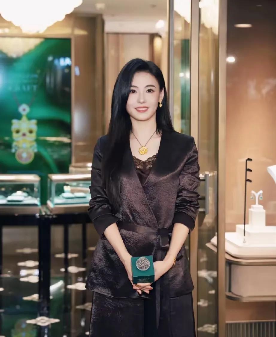 张柏芝这身深金缎面套装，把大女主气场穿出来了✨缎面自带高级光泽感，V领围裹