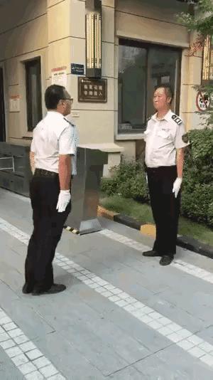 去当个保安，见人挥挥手，见领导敬个礼如果有一天，我不想再追赶那些所谓的前程
