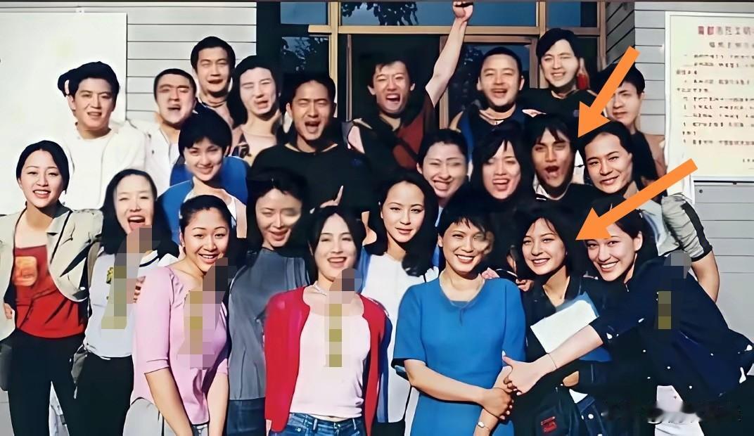 这一届电影学院同学合影中，男的陈坤最帅，女的赵微最漂亮，没有反驳的吧？陈坤