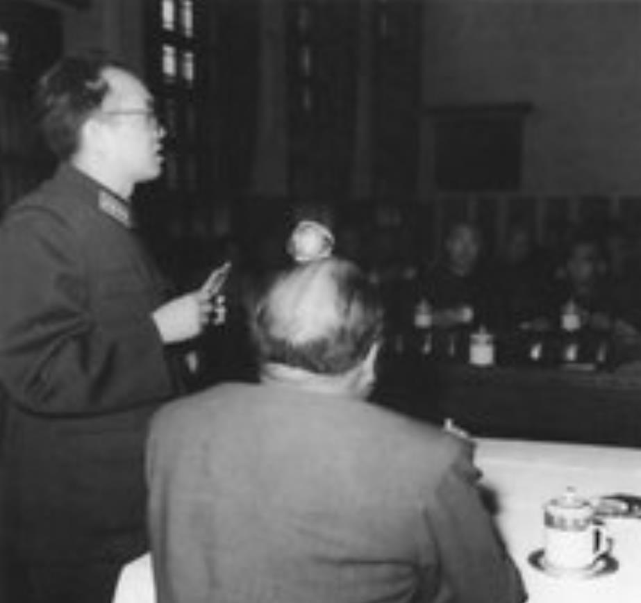 1966年，山西省黄副省长下乡，就住在县大院的小平房里。这天，黄副省长自掏腰包，
