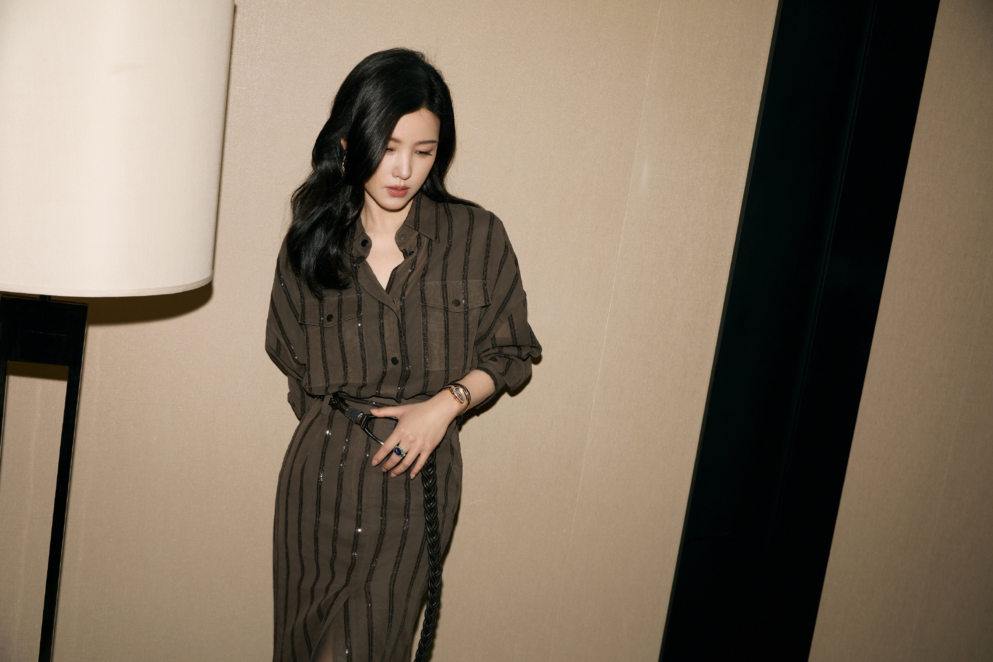 杨子姗，裙装丝袜美腿妆造，优雅又温柔。杨子姗
