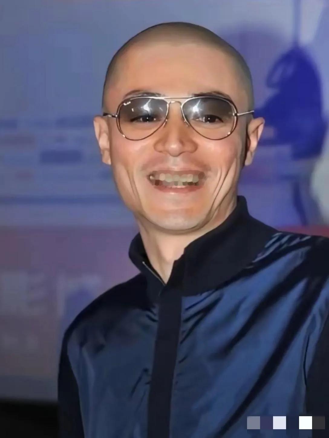 哇哦，镜头中的霍建华虽然胖瘦合度，朗目疏眉，满面春风，但更抢镜的是皮松肉垮，两颊