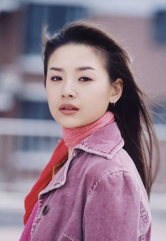 董洁的骨相很美，她属于稀缺的淡颜高级骨相，在国内女演员里她是第一梯队。董洁的魅