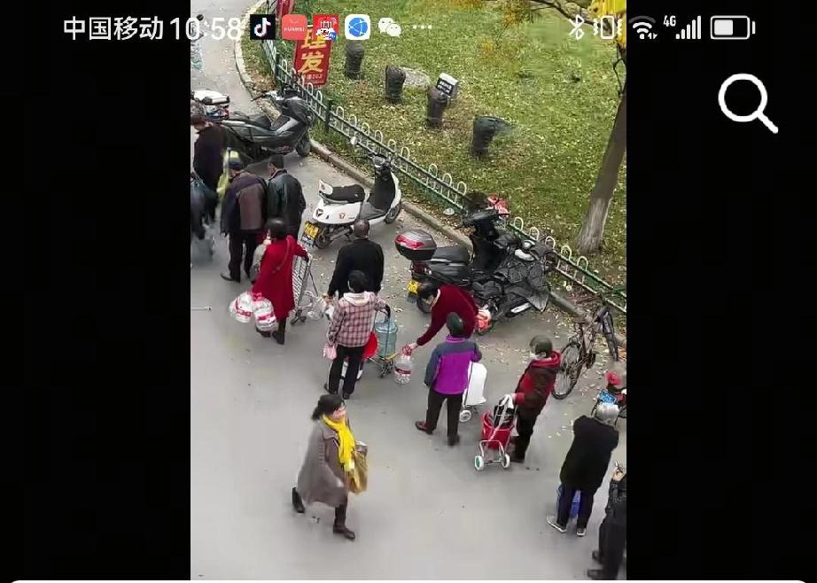 陕西某小区，因为很多业主不愿意交物业费，物业垫资了150万的水费后，实在撑不住了