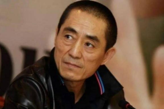 2015年，张艺谋身家40亿，他回到陕西老家，找到修自行车的残疾人弟弟说：“老弟