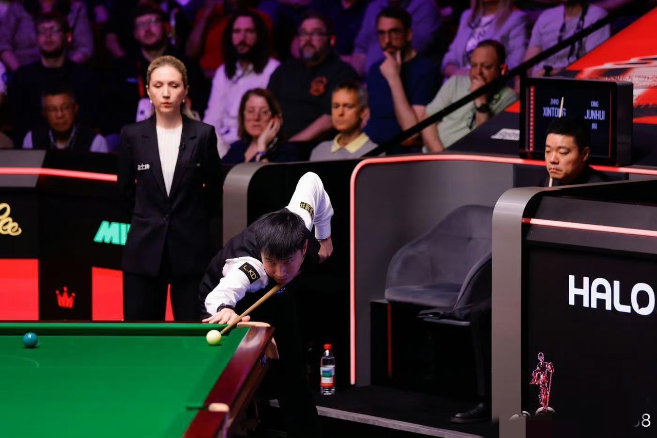 赵心童还是应该尽快改掉喝完水把矿泉水瓶搁地上的习惯。有点搞笑，赵心童丁俊晖一起