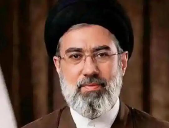 伊朗"老领袖"哈梅内伊去世俩月还没下葬，说白了就是害怕。这种害怕，首先是怕美